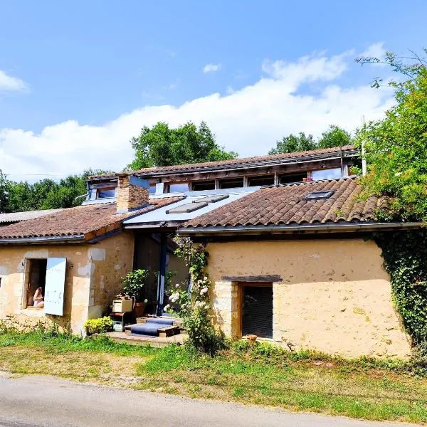 La Maison des Forges, ancienne grange charentaise transformée en habitation atypique en lisière de forêt，位于Cellefrouin的酒店