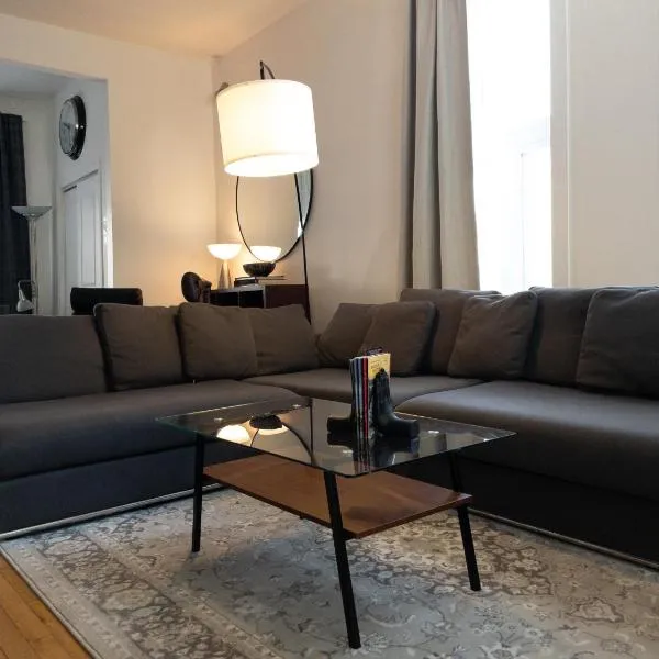 Perfect for Groups Big Livingroom 2 Backyard 3BR，位于蒙特利尔的酒店