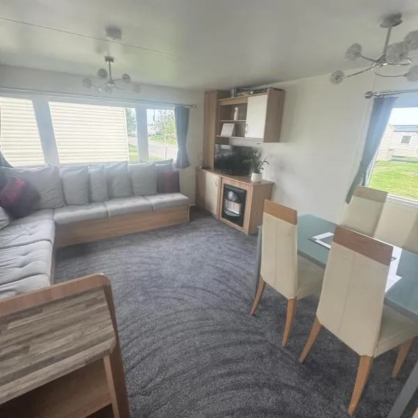 Lyon's Robin Hood Rhyl 8 Berth Caravan，位于拉尔的酒店