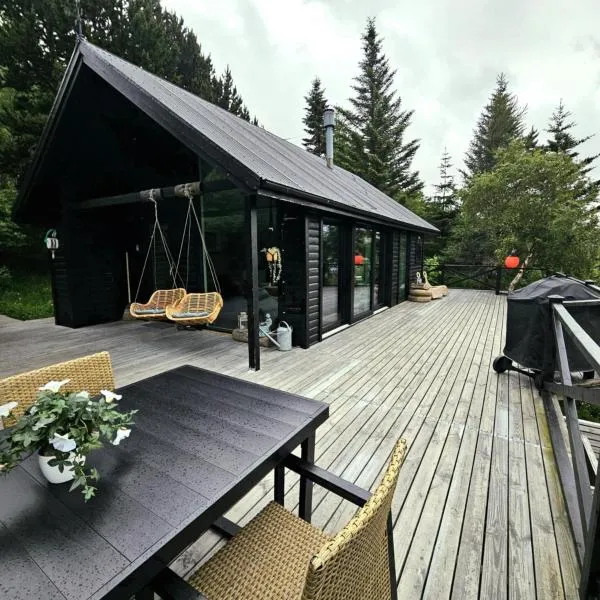 Lakefront cottage with jacuzzi，位于博尔加内斯的酒店