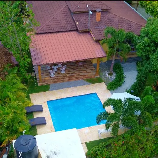 Villa Rosalía Jarabacoa con Piscina Climatizada，位于哈拉瓦科阿的酒店