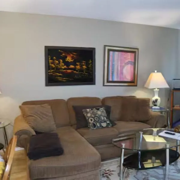 A Cozy - Spacious Urban Retreat - Child / Pet Friendly，位于莱斯布里奇的酒店