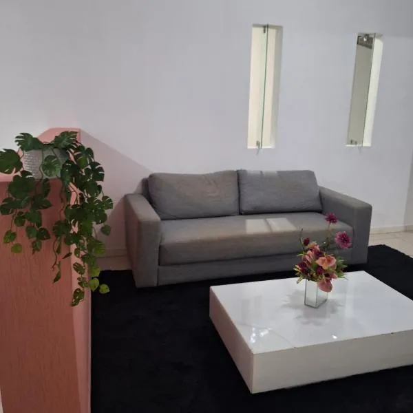 Casa ampla e com garagem próxima da UFRB- Cruz das Almas，位于克鲁斯-达斯阿尔马斯的酒店