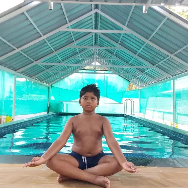 Johnson's Homestay With Pool & Ecohouseboat near town beach，位于阿勒皮的酒店