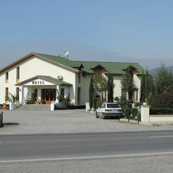 Hotel Emocia，位于Tserovani的酒店