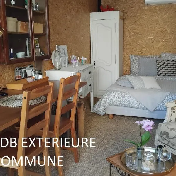 Le laboratoire shabby chic de la parfumerie du manoir，位于Chavagne的酒店