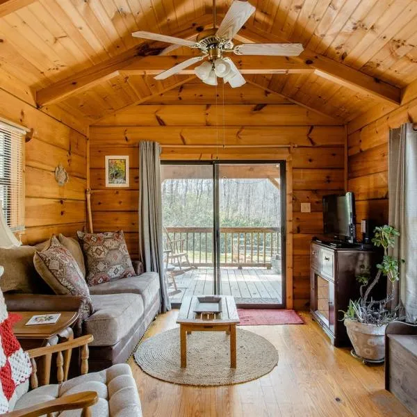 Willow Pond Cabin that is peaceful and quiet，位于阿什维尔的酒店