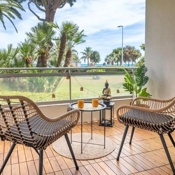 NEW! Sea View studio - Beachfront living in Cannes, Boulevard du Midi - Nouveau! Studio Vue mer, face à la plage, les pieds dans l'eau，位于戛纳的酒店