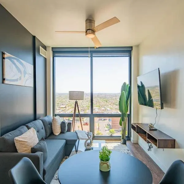 Detailed 2BD, HighRise DT, Pool, Gym, Parking, Sleeps 5，位于凤凰城的酒店
