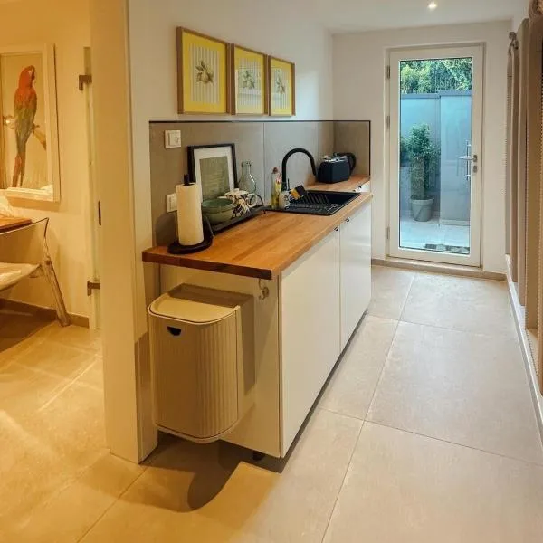 Kleines Appartment für Pendler und Reisende，位于Wachtberg的酒店