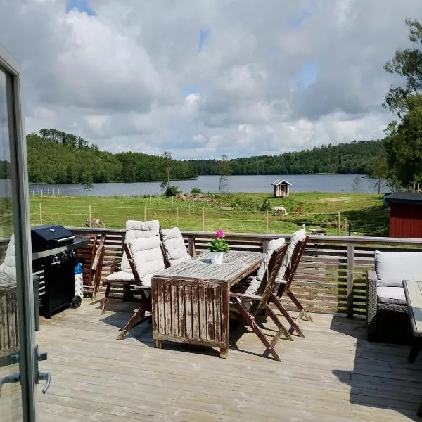 Cozy cottage with lake view，位于Grimeton的酒店