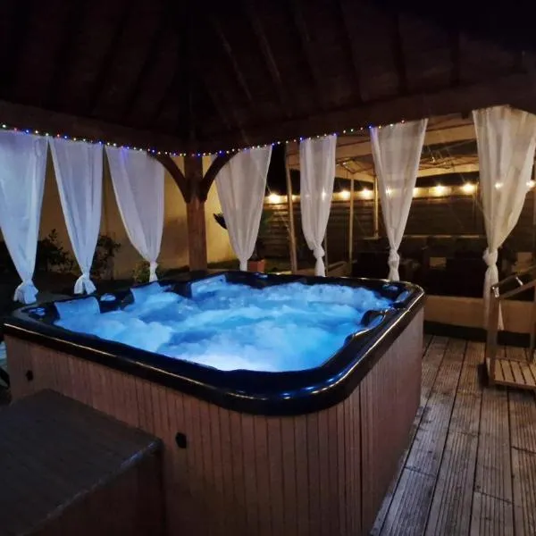 Les Trois Palmiers - Jardin, Jacuzzi privatifs，位于Les Bréviaires的酒店