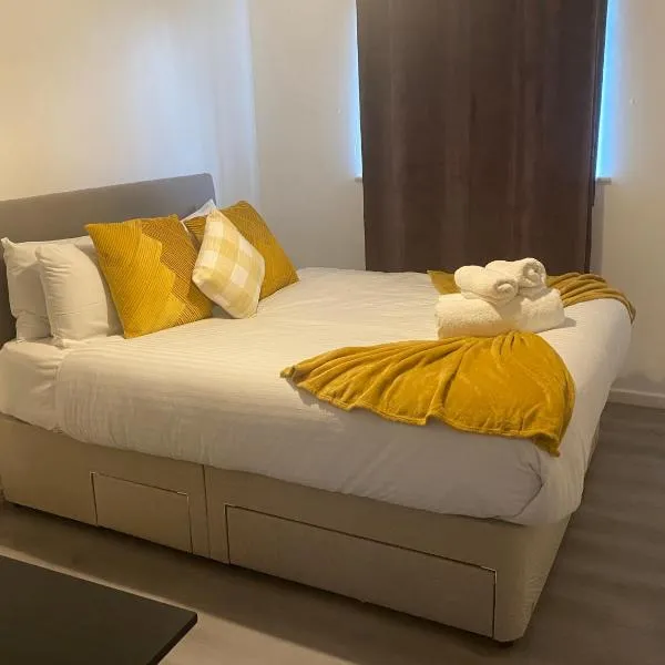 Stylish spacious 2 bed Apt Balcony Nr City Stadium，位于曼彻斯特的酒店
