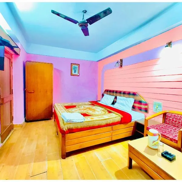 Near Mall Road HOTEL R#C NAINITAL - Restaurant And Free Wi-fi Available # Prime Location & Luxury Room - Excellent Customer Service Awarded，位于奈尼塔尔的酒店