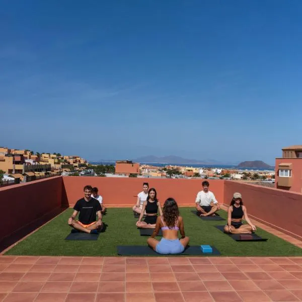 Banama Coliving & Coworking, Surf & Yoga - Casa Roja，位于科拉雷侯的酒店