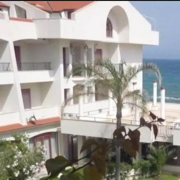Hotel Lungomare Brancaleone，位于布兰卡莱奥内码头的酒店