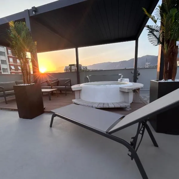 Suite Panoramic Attico con Jacuzzi Privata，位于特尔尼的酒店