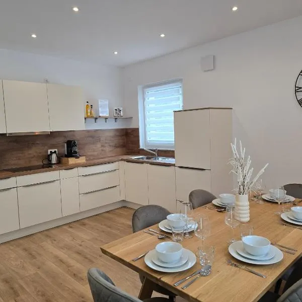 Apartment mit voll ausgestatetter Küche, Badewanne, Balkon, Parkplatz vor dem Haus, ruhig gelegen, ADA5，位于库姆巴赫的酒店