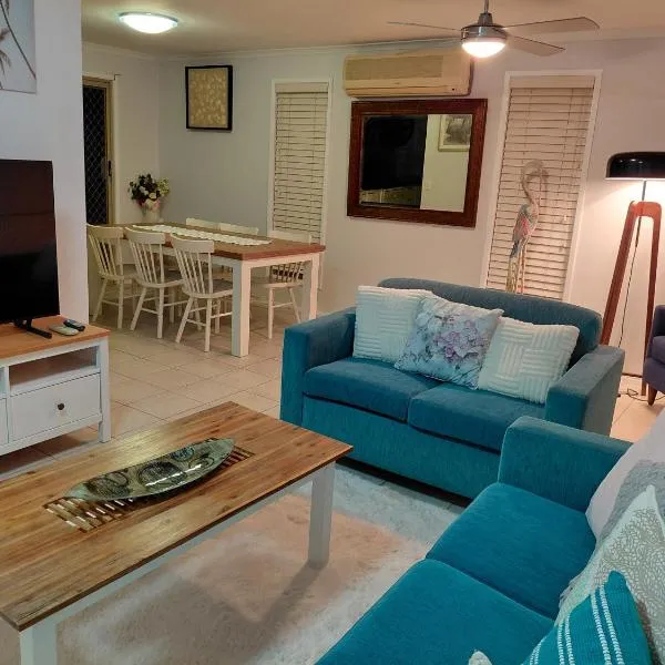 Pet friendly Gold Coast holiday home, Sleeps 7, 10min walk to 'Wet n Wild'，位于黄金海岸的酒店