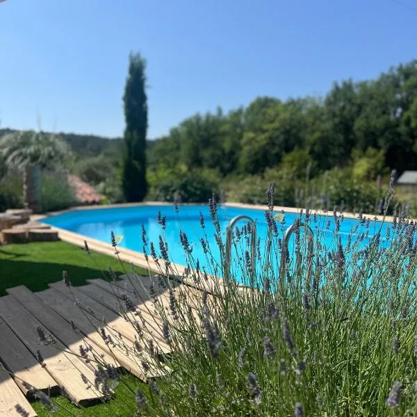 Mas des Lavandes avec vue & Piscine en Provence, 15 min des gorges du Verdon VAR，位于Tavernes的酒店