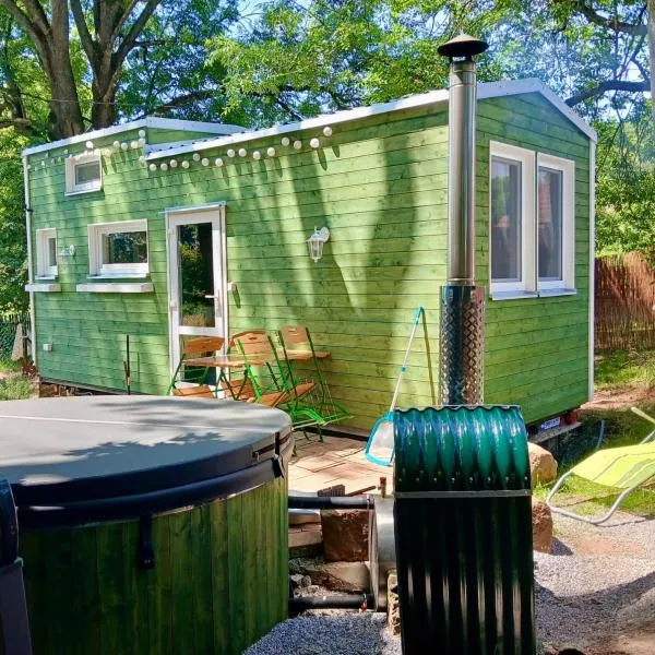 NEW! Tiny house U Jelena, hot tub，位于特鲁特诺夫的酒店