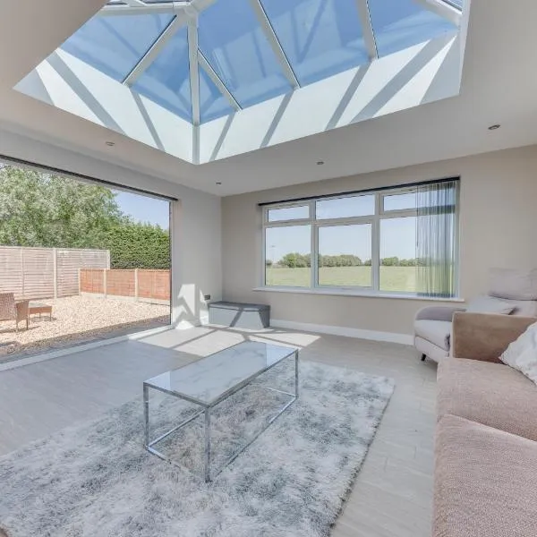 Luxury Isla Cottages Bourne, Dog Friendly with Garden, Parking, Countryside Views, Family Holidays & Easy Access to Town，位于Lincolnshire的酒店