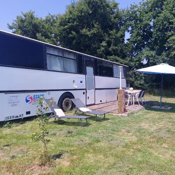 Pépère, bus aménagé dans camping à la ferme，位于Arcomps的酒店