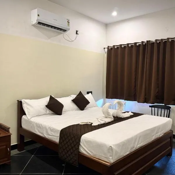 DIVINE BEACH INN - The sea shore hotel，位于蓬蒂切里的酒店