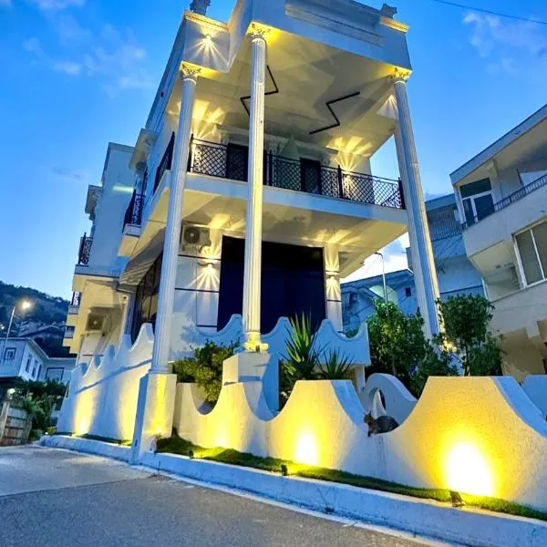 Martin Luxury Hotel，位于吉诺卡斯特的酒店