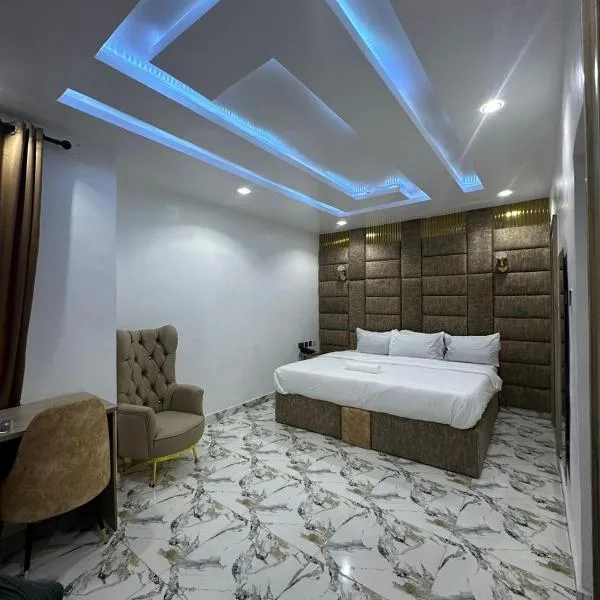 Mega Cloud Hotel And Suites，位于Surulere的酒店