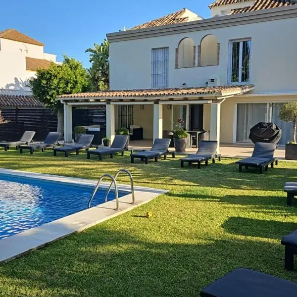 Stunning 5 Bedroom Villa in Puerto Banus with Pool，位于马贝拉的酒店