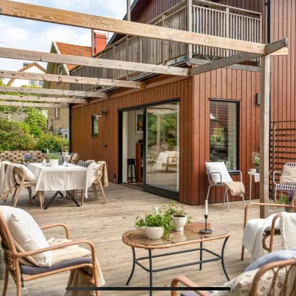 Apartment with garden close to city，位于哥德堡的酒店