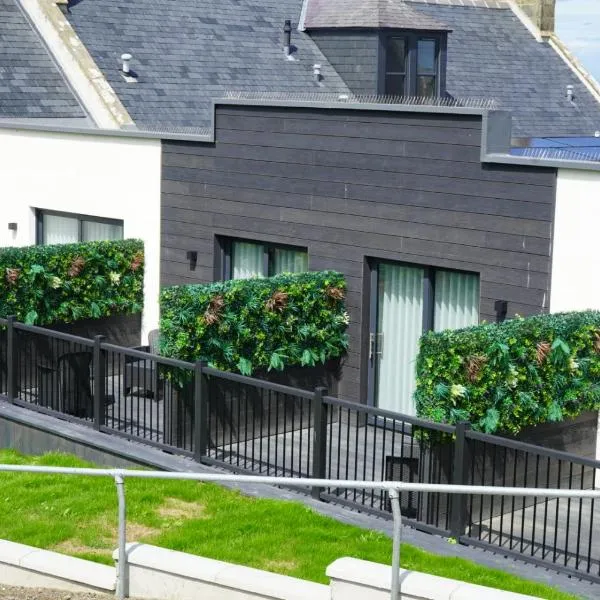 The Knowes Hotel & Restaurant，位于Macduff的酒店