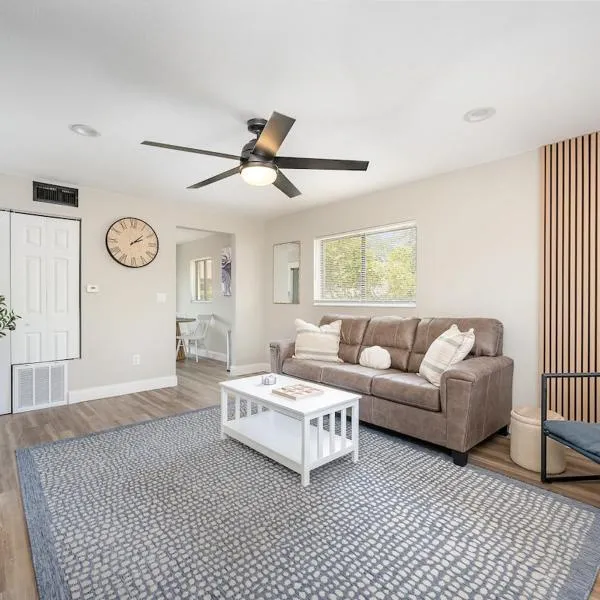 Beachside Bungalow- 2 minutes from the beach!，位于卡纳维拉尔角的酒店