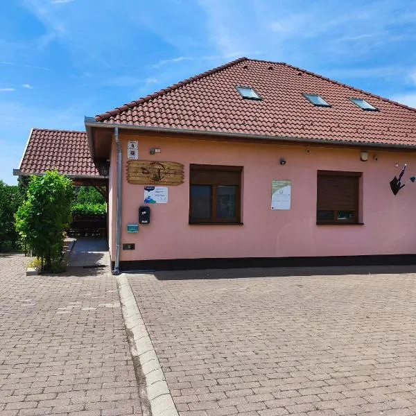 Vár-Liget Vendégház，位于Kisnána的酒店