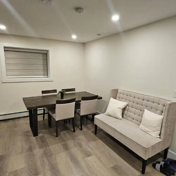 Your Home - Spacious Private Suite，位于三角洲的酒店