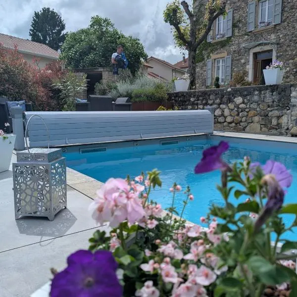 La Maison d'Arlette - Maison d'Hôte et Gite au coeur de l'Isère à 10 mn de Voiron, capitale de la Chartreuse, et du Lac de Paladru，位于Saint-Blaise-du-Buis的酒店