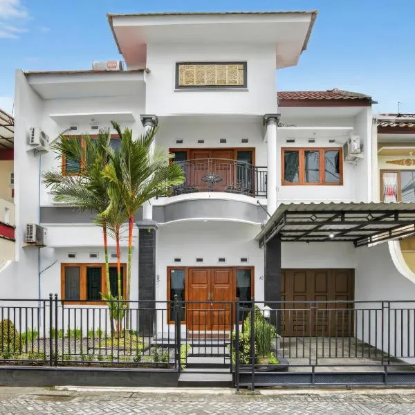 Shafira House - Modern House 3BR near Yogyakarta culinary spots，位于Ngaglik的酒店