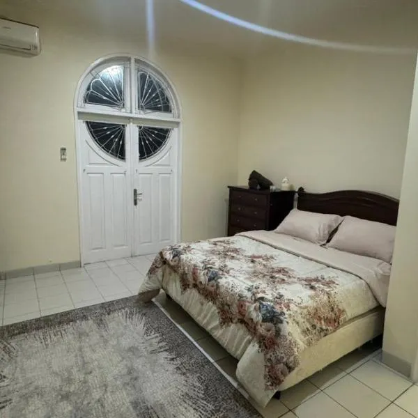 Puncak azoul villa，位于Cinengangirang的酒店