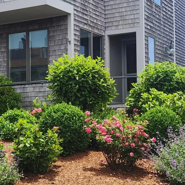 Spacious Oceanfront 3BR Condo with Private Beach in Ideal Hyannis Location，位于巴恩斯特布尔的酒店