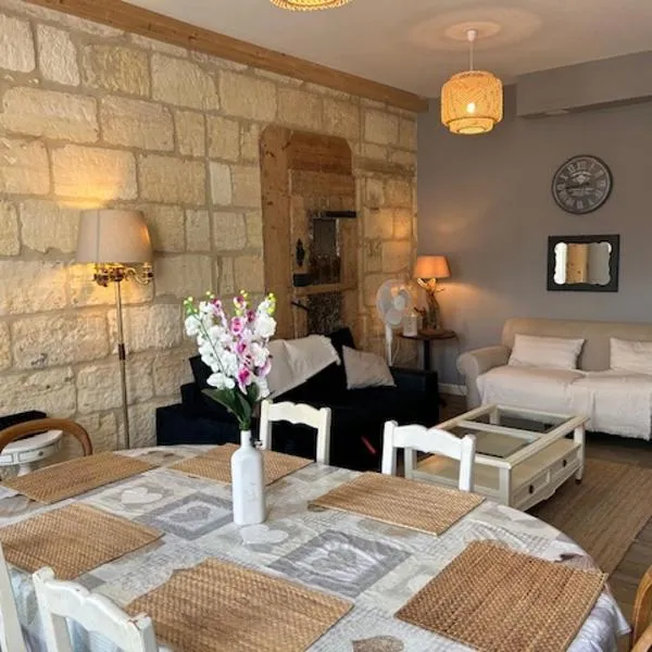Bel appartement en pierre de 100 m2 avec cour.，位于马尔戈的酒店
