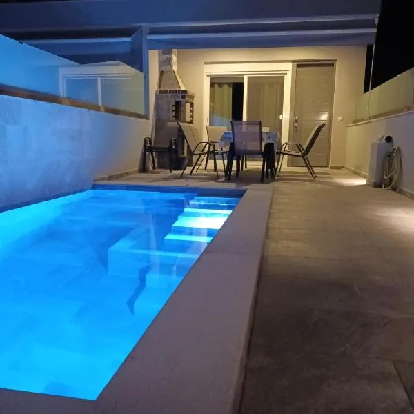 Twins house pool 2，位于尼基季的酒店