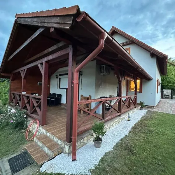 Holiday home with Jakuzzi and Sauna，位于Kisoroszi的酒店