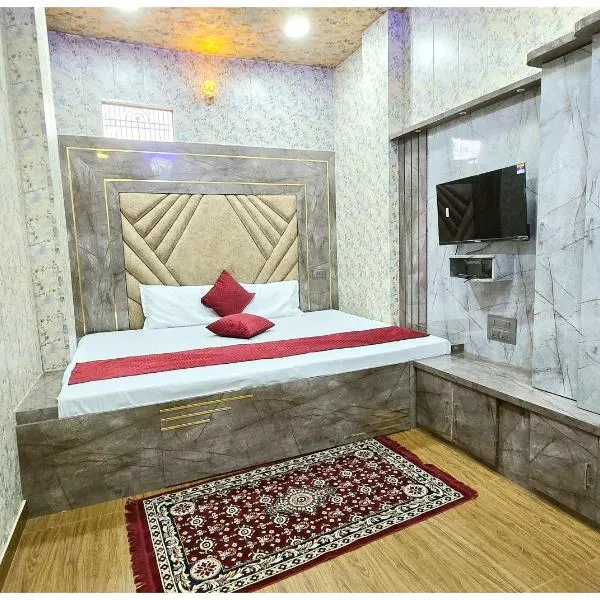 VNS - HOTEL PREMIUM KASHIKA GUEST HOUSE - Best Hospitality & Comfortable Room In Varanasi - Full Air Conditioning Rooms - Free Wi-Fi & - BEST GUEST HOUSE IN VARANASI，位于瓦拉纳西的酒店