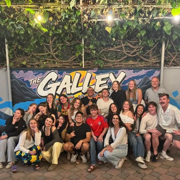 The Galley Party Hostel，位于斯库台的酒店