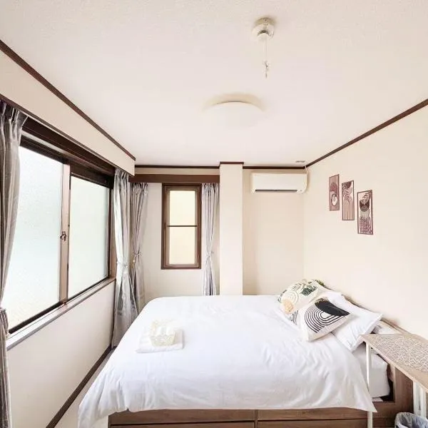 花乃郷 川口a 駅徒歩5分 上野 秋葉原 東京直通 池袋 新宿20分圏内 WiFi付き 洋室 温泉施設近く，位于川口市的酒店