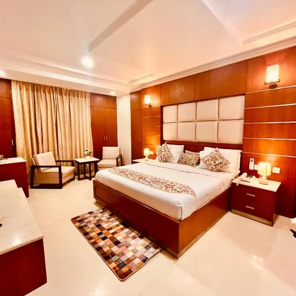 The Manali Town # Top Rated and Most Awarded property in Manali # Parking # Restaurant，位于马拉里的酒店