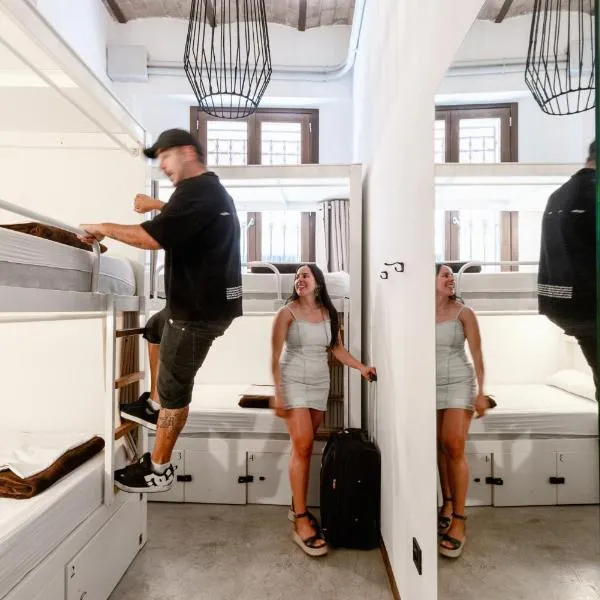 Black Swan Hostel Granada，位于格拉纳达的酒店