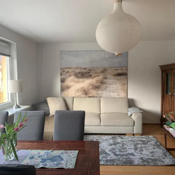 Charmante Doppelhaushälfte Am Schwanensee 4，位于布隆的酒店