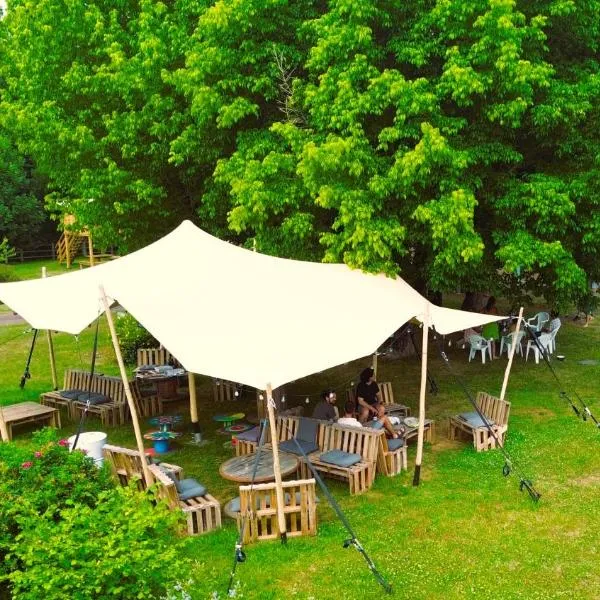 Friendly Camping and Lodges，位于Saint-Pardoux-la-Rivière的酒店